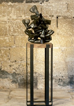 Algo visceral” (2009) Hierro macizo. Peana de nogal y hierro. 160 x 40 x 40 cm.