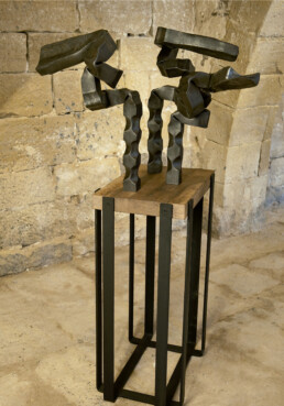 “Encrucijada” (2008) Hierro macizo. Peana de nogal y hierro. 170 x 62 x 42 cm.
