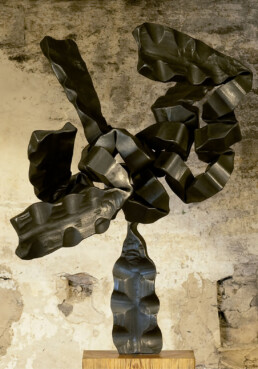 “Equilibrio” (2009) Hierro macizo. Peana de pino melis. 192 x 70 x 60 cm
