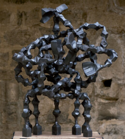 “La complejidad” (2009) Hierro macizo. Peana de nogal y hierro. 160 x 80 x 80 cm.