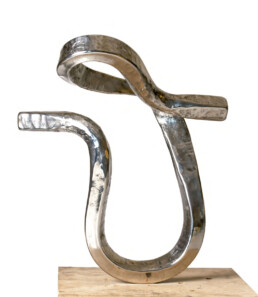 “La tentación serpentea” (2009) Acero inoxidable. Peana de pino melis. 158 x 55 x 30 cm.