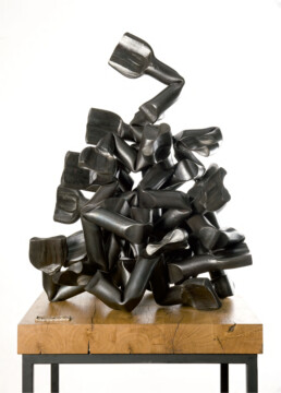 “Las entrañas del fulgor” (2009) Hierro macizo. Peana de roble y hierro. 180 x 70 x 70 cm.