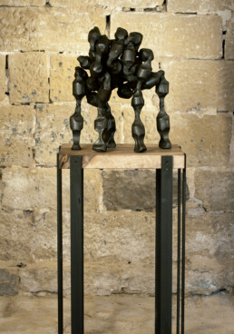“Levántate y anda” (2009) Hierro macizo. Peana de nogal y hierro. 160 x 47 x 57 cm.