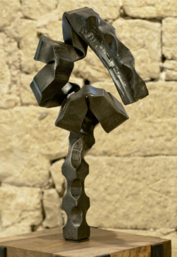 “Una reflexión, un impulso” (2009) Hierro macizo. Peana de nogal y hierro. 170 x 42 x 50 cm